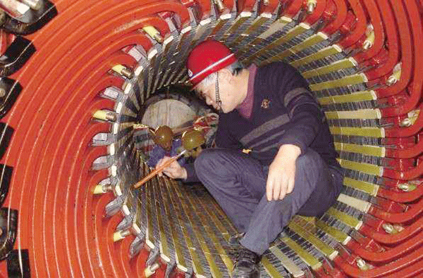 西安泰富西瑪電機(jī)吳高治,、劉長(zhǎng)安、張衛(wèi)華榮獲西安市勞動(dòng)模范榮譽(yù)稱號(hào),。